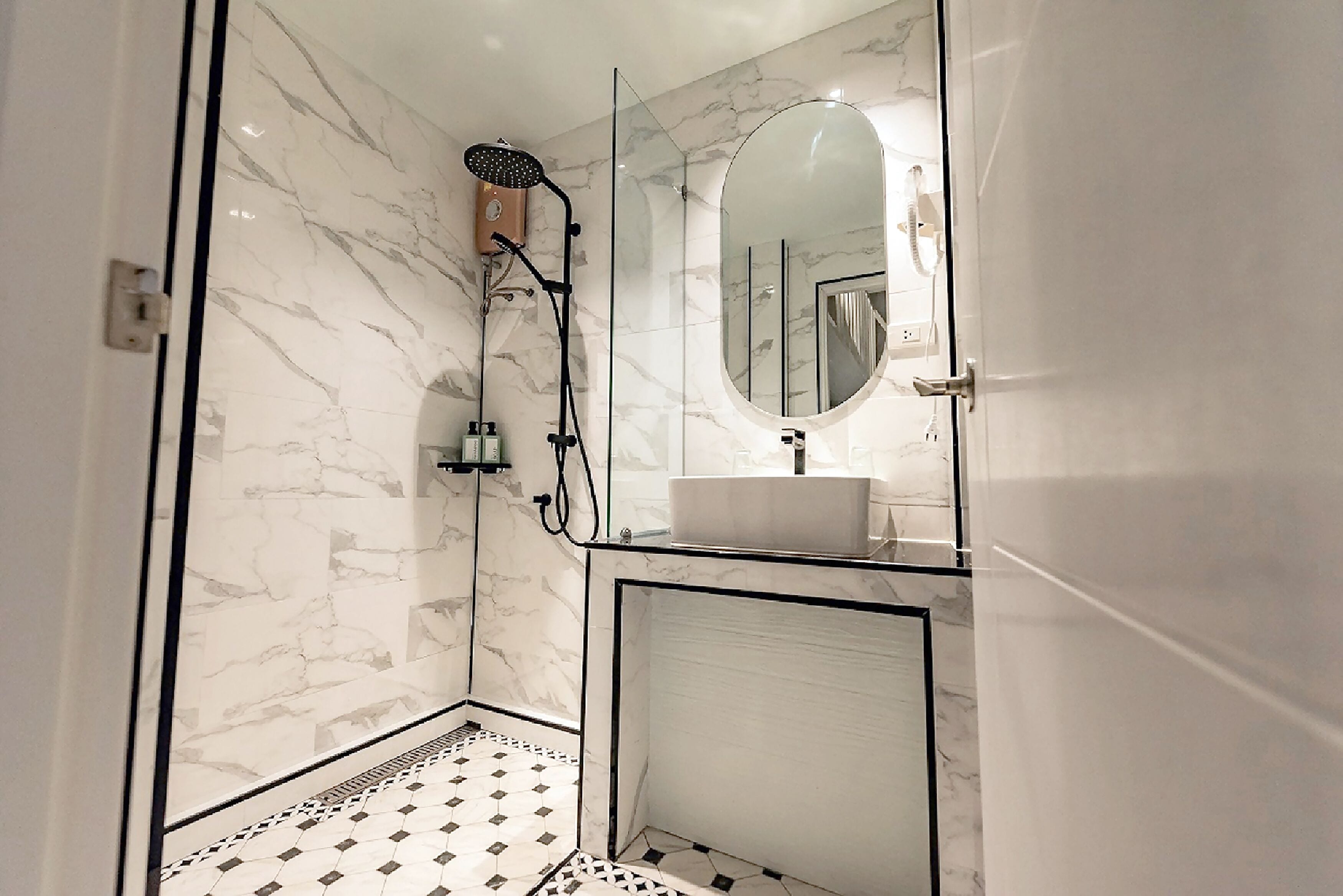 Shower, rainfall showerhead, free toiletries, hair dryer