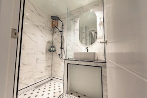 Shower, rainfall showerhead, free toiletries, hair dryer - Narawad Boutique Hotel (Bangkok)