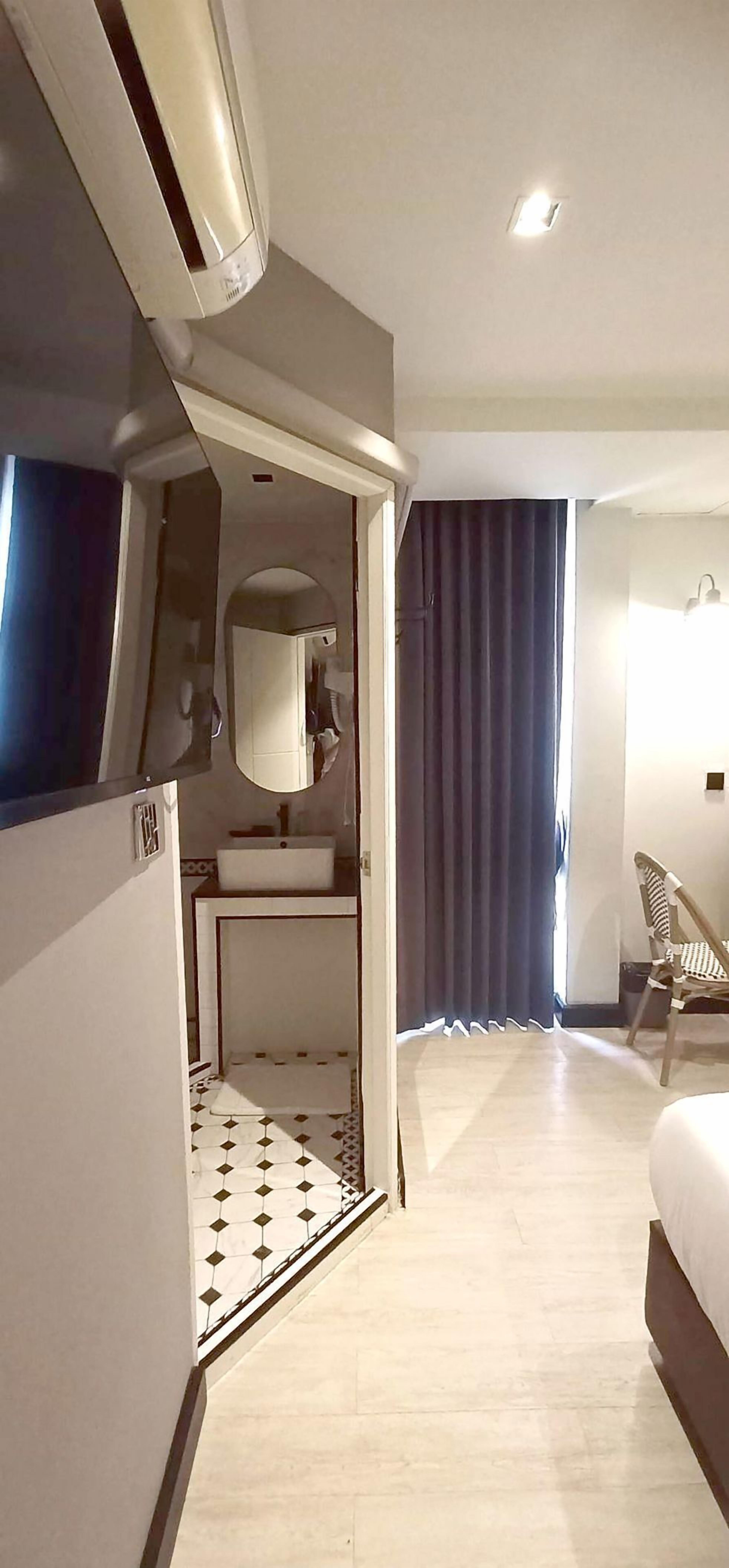 Desk, blackout drapes, free WiFi, bed sheets