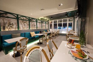 Petit déjeuner servi sur place