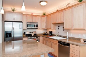 คอนโด, 2 ห้องนอน, วิวทะเล, ริมทะเล | ครัวส่วนตัว | ตู้เย็น, ไมโครเวฟ, เตาอบ, เตาประกอบอาหาร