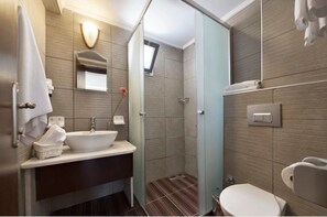 Departamento, 1 habitación | Baño | Regadera, amenidades de baño gratuitas, secadora de cabello, pantuflas 