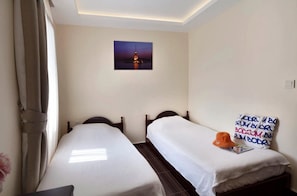 1 kamar tidur, brankas, meja kerja, dan setrika/meja setrika