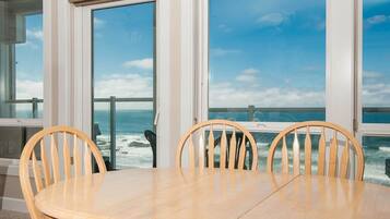 Condo, 2 Bedrooms, Ocean View, Beachfront | In-room dining