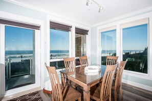 Appartement, 2 slaapkamers, uitzicht op zee, aan het strand | Dineren op de kamer