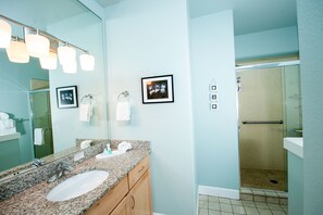 Bathroom - Keystone Vacation Rentals - Sand Dollar Condo (Lincoln City)