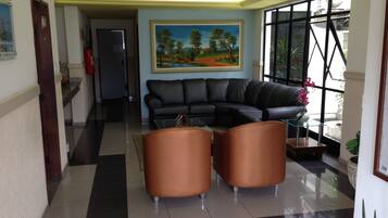 Área de estar no saguão