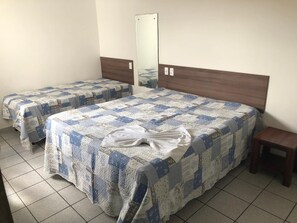Een minibar, verduisterende gordijnen, extra bedden, gratis wifi