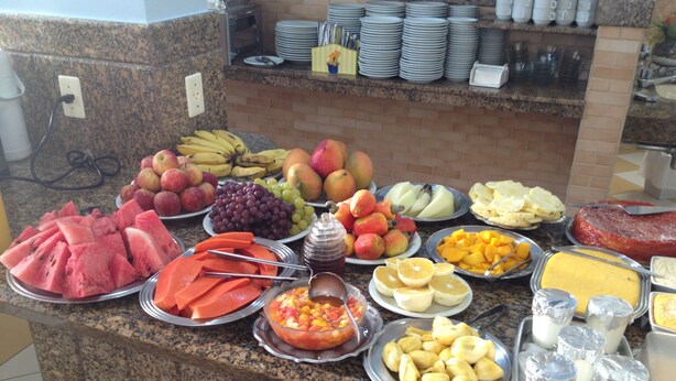 A buffet with various fruits, vegetables, and dairy products. - Hotel Kalilândia (Feira de Santana)