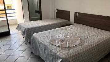 Frigobar, cortinas blackout, camas extras/dobráveis (sobretaxa)