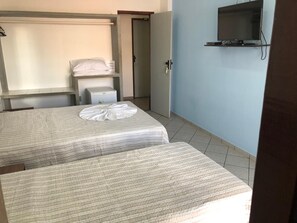 Frigobar, cortinas blackout, camas extras/dobráveis (sobretaxa)