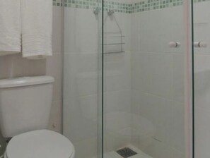 Deluxe Double Room | Bathroom | Shower, free toiletries, towels