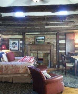 Meja kerja, setrika/meja setrika, dan tempat tidur lipat/tambahan