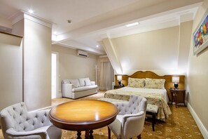 Minibar, in-room safe, blackout drapes, soundproofing - Pousada Italia Eleganza (Campos do Jordão)