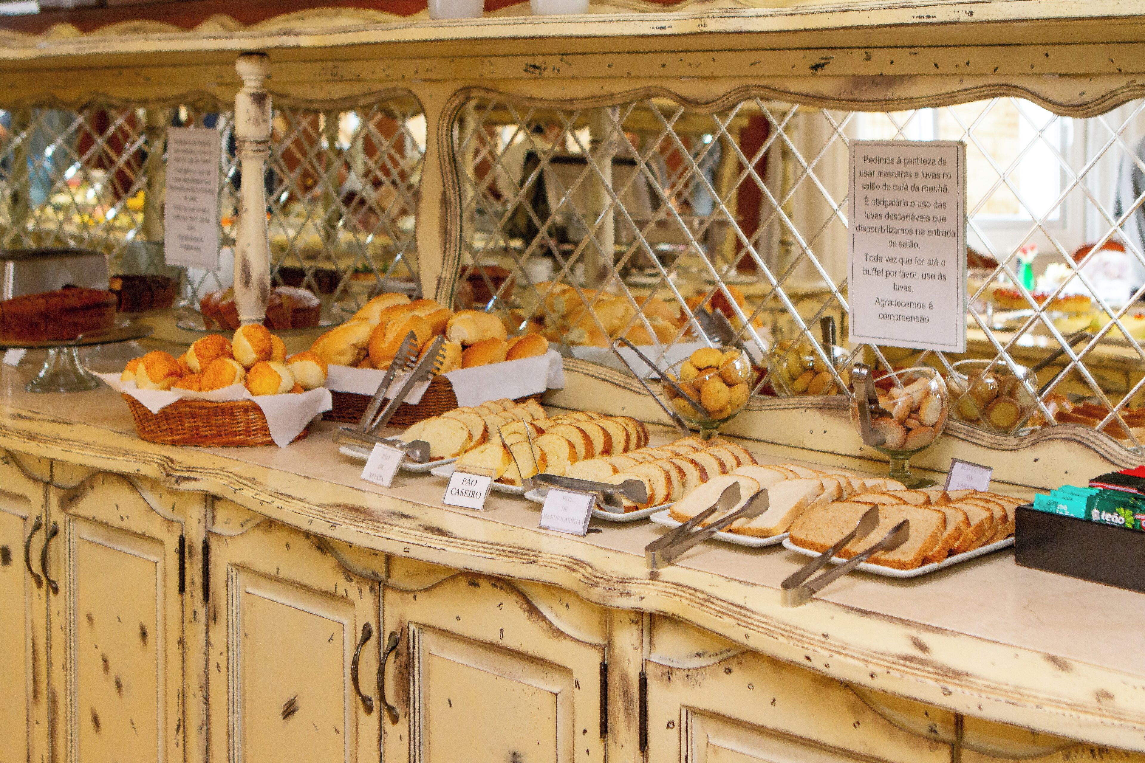 Ein Buffet mit verschiedenen Speisen und Besteck.