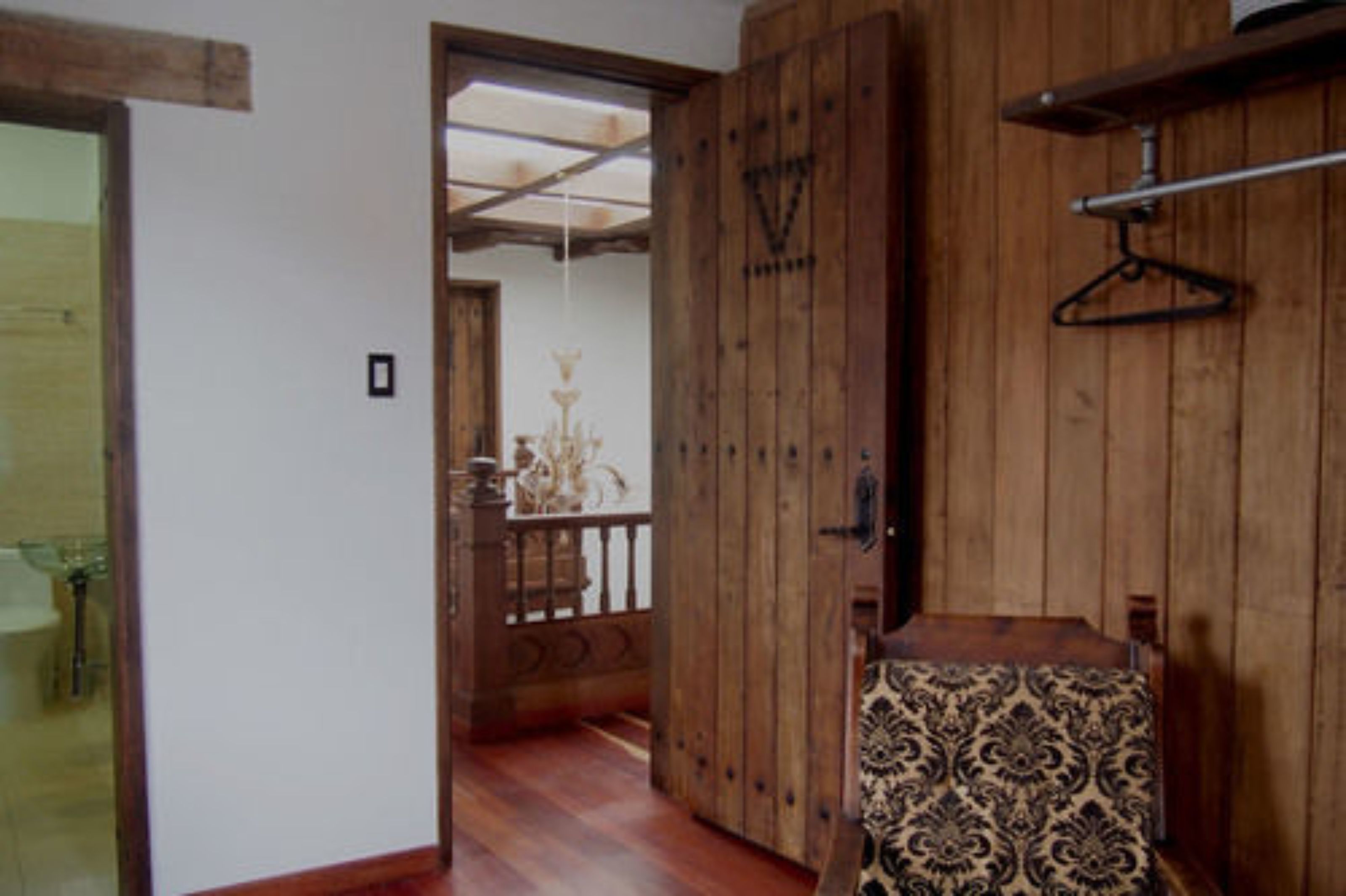 高档床上用品、加厚床垫、客房内保险箱、遮光窗帘