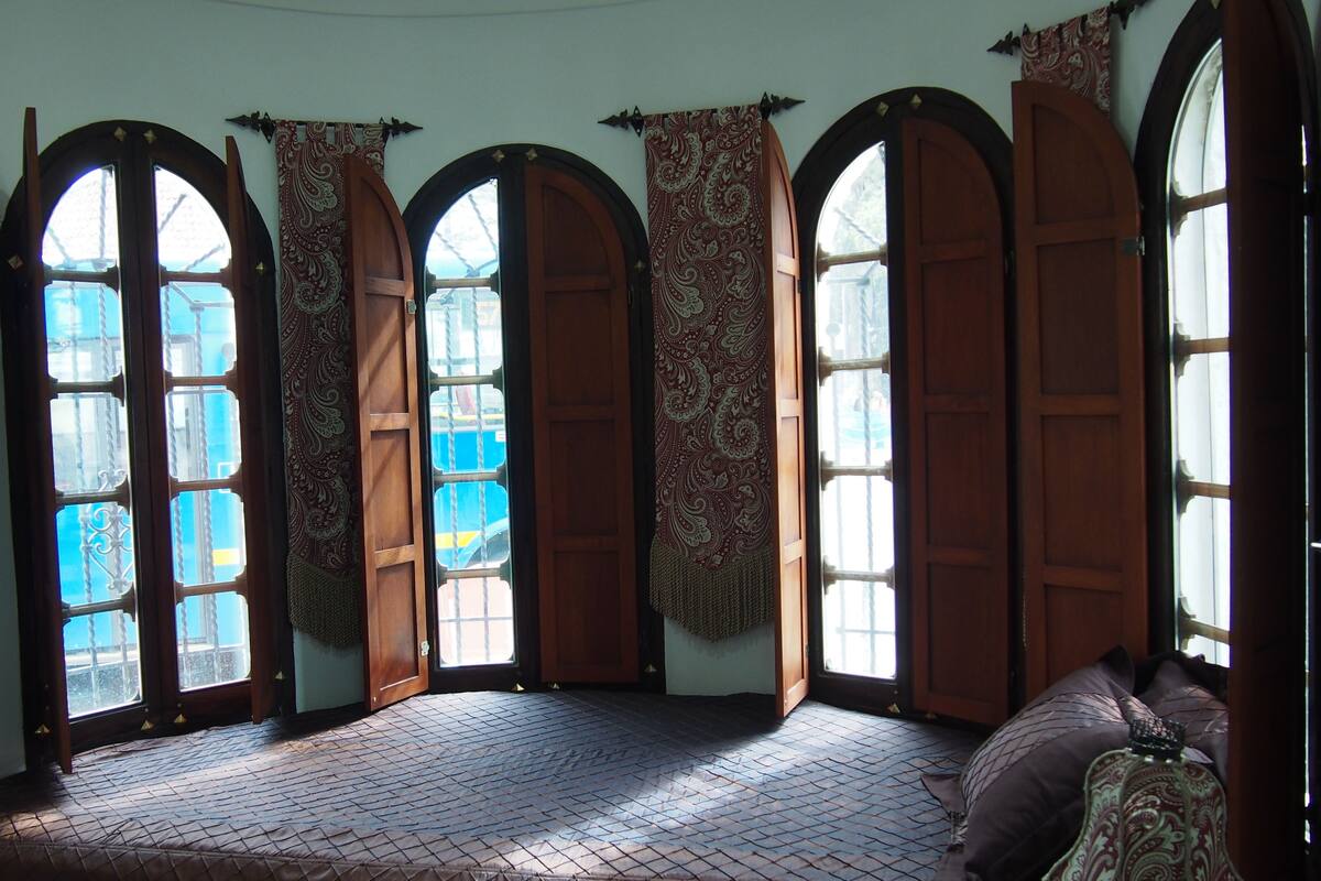 Room | Peralatan tempat tidur premium, tilam berlapik, peti besi dalam bilik 