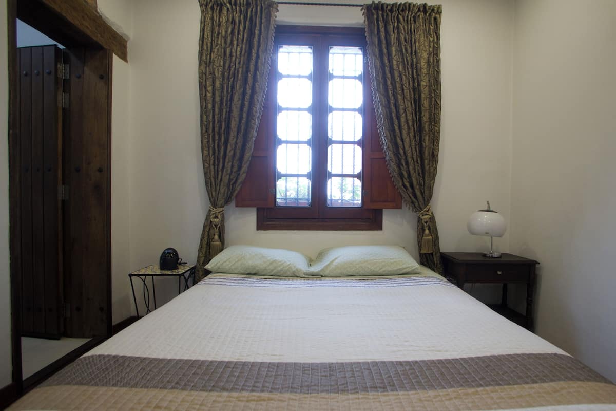 Room, 1 Katil Ratu (Queen), Mountain View | Peralatan tempat tidur premium, tilam berlapik, peti besi dalam bilik 