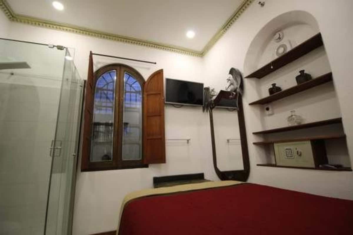 Peralatan tempat tidur premium, tilam berlapik, peti besi dalam bilik 