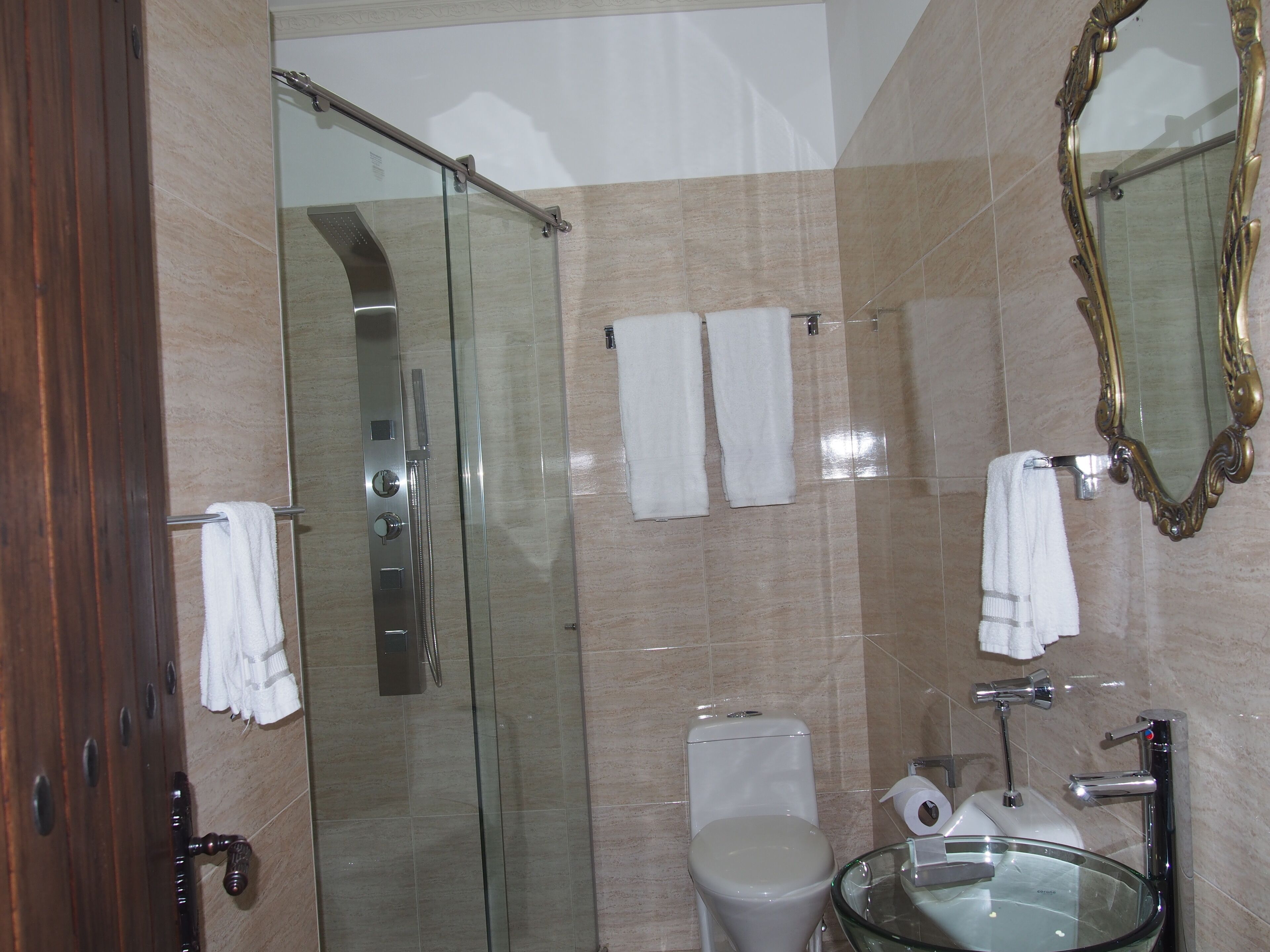 Superior kamer | Badkamer | Een douche, een regendouche, gratis toiletartikelen, een haardroger