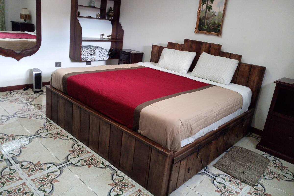 Suite, 2 Bedrooms | Peralatan tempat tidur premium, tilam berlapik, peti besi dalam bilik 