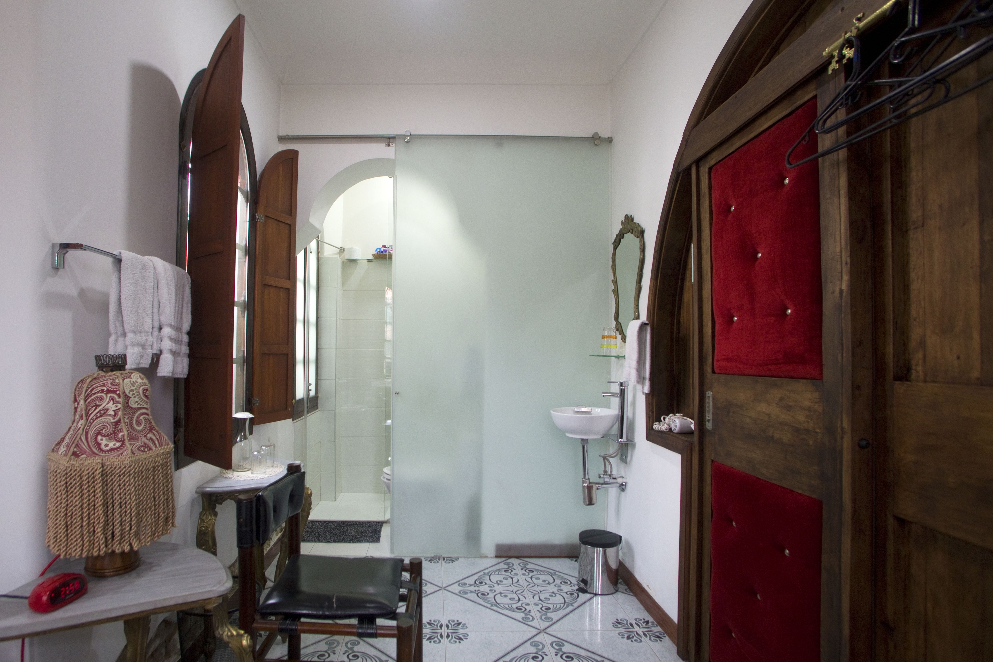 Une salle de bain avec une douche, un lavabo et un miroir.