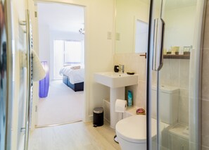 Tina con regadera, amenidades de baño gratuitas, secadora de cabello 