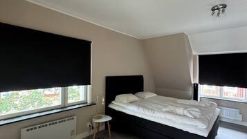 Camera familiare, 2 camere da letto | Una scrivania, tende oscuranti, ferro/asse da stiro, Wi-Fi gratuito
