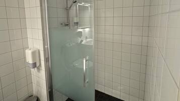 Superior Double Room | Bathroom | Shower, hair dryer, towels