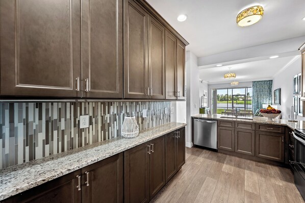 ตู้เย็น, ไมโครเวฟ, เตาอบ, เตาประกอบอาหาร