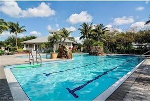Outdoor pool - Bologna - Luxury 2-BR Condo with Lake & Golf Views at Green Links, Lely Resort. Access to Pool, Hot Tub, Tennis Courts, and Golf Courses. Near Naples Beaches & Downtown (Naples)
