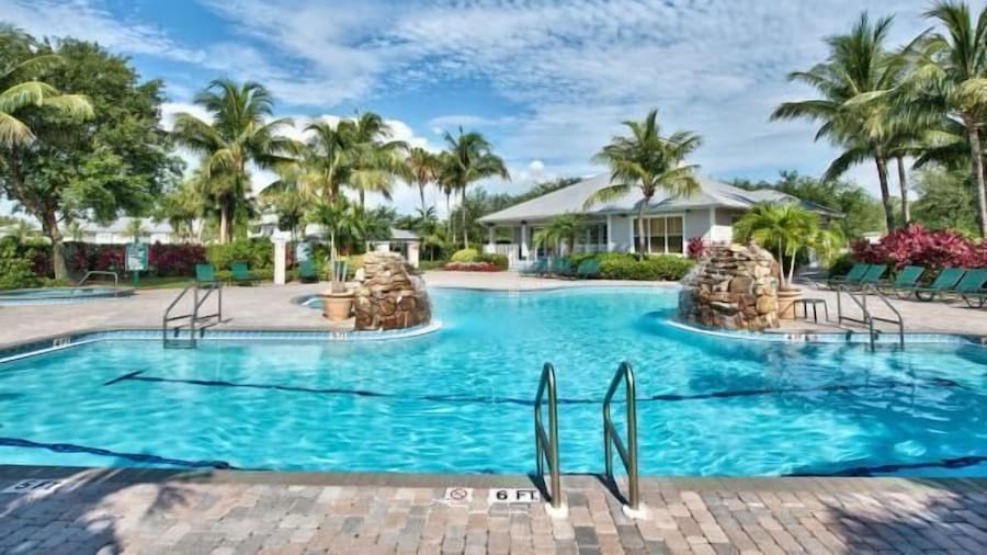 Catina Vacation Rental: Bright 2-BR Condo with Lake Views. Located in Lely Resort with Pool, Hot Tub, and Golf Access. Ideal for Golfers and Beachgoers, Minutes from Naples and Marco Island