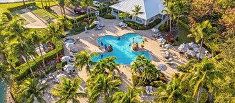 Catina Vacation Rental: Bright 2-BR Condo with Lake Views. Located in Lely Resort with Pool, Hot Tub, and Golf Access. Ideal for Golfers and Beachgoers, Minutes from Naples and Marco Island