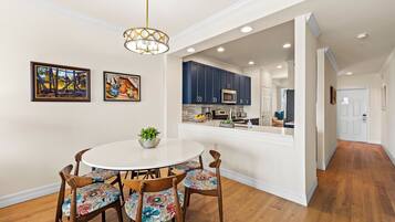 Deluxe Condo, 2 Bedrooms, Golf View, Lakeside | Ruang makan