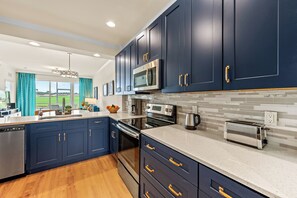 Deluxe House, 2 Bedrooms, Golf View, Lakeside | Private kitchen | Fridge, microwave, oven, stovetop