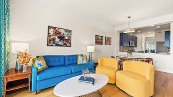 Deluxe appartement, 2 slaapkamers, uitzicht op golfbaan, aan het meer | Woonkamer | Een flatscreentelevisie