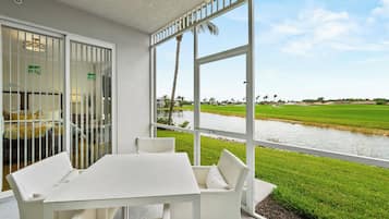 Condo Deluxe, 2 habitaciones, vista al campo de golf, junto al lago | Lanai