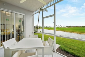 Deluxe-Apartment, 2 Schlafzimmer, Blick auf den Golfplatz, Seeseite | Lanai (Veranda)