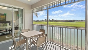 Deluxe-hus, 2 soverom, utsikt mot golfbane, ved innsjø | Terrasse/patio