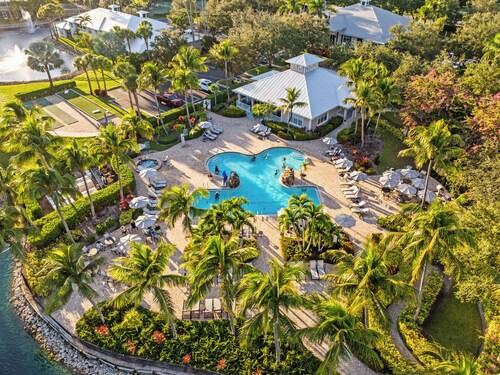 Genoa Vacation Rental: Stylish 2-BR Condo with Golf & Lake Views. Resort-Style Pool, Hot Tub, and Easy Access to Championship Golf. Minutes from Naples Beaches, 5th Avenue S, and Marco Island