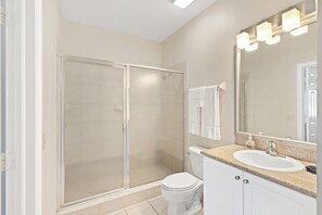 Casa Deluxe, 2 camere da letto, vista campo da golf, lato lago | Bagno | Doccia, asciugacapelli, asciugamani