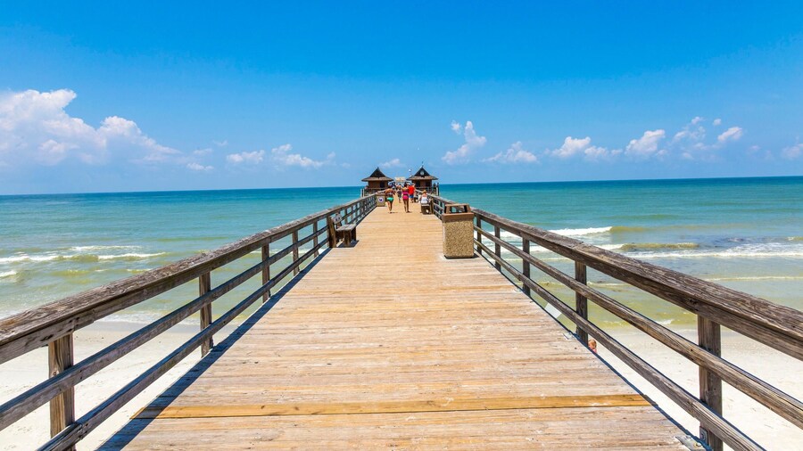 Genoa Vacation Rental: Stylish 2-BR Condo with Golf & Lake Views. Resort-Style Pool, Hot Tub, and Easy Access to Championship Golf. Minutes from Naples Beaches, 5th Avenue S, and Marco Island