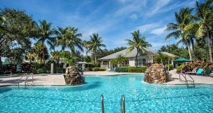 Solterra Vacation Rental: Luxury 3-BR Condo with Lake & Golf Views. Access to Luxury Pool, Hot Tub, and Golf Courses at Lely Resort. Close to Naples Beaches, 5th Avenue S, and Marco Island