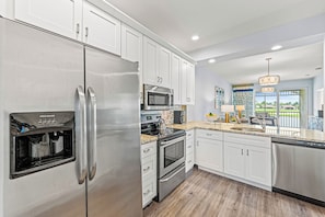 Casa luxo, 3 quartos, vista para o campo de golfe, ao lado do lago | Cozinha privada | Geladeira, micro-ondas, fogão, cooktop