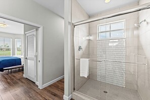 Casa Deluxe, 3 habitaciones, vista al campo de golf, junto al lago | Baño | Regadera, secadora de cabello, toallas 