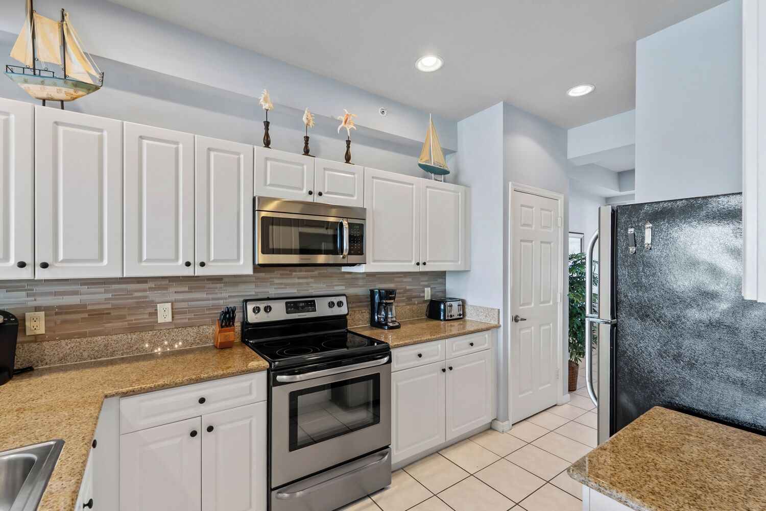 Fridge, microwave, stovetop, dishwasher