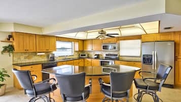 Luxury House, 6 Bedrooms, Canal View, Overwater | In-room dining