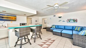 Luxury House, 6 Bedrooms, Canal View, Overwater | Living area