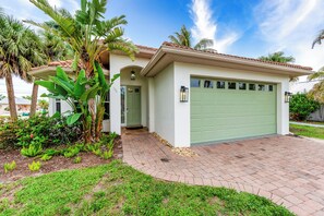 Front of property - Neapolitan - Newly Renovated 3-BR Luxury Home with Private Pool. Enjoy a Fully Equipped Kitchen and Free Wi-Fi (Naples)