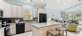 Neapolitan - Newly Renovated 3-BR Luxury Home with Private Pool. Enjoy a Fully Equipped Kitchen and Free Wi-Fi